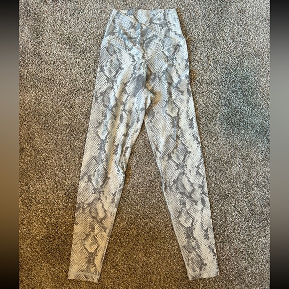 aerie Pants - Aerie Offline white and gray snakeskin, high-rise leggings